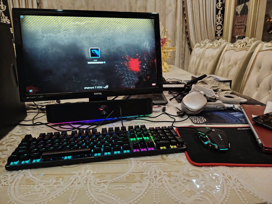 Kamputer pratsessor mishka klavish kalonkasi daje ekranlari bn