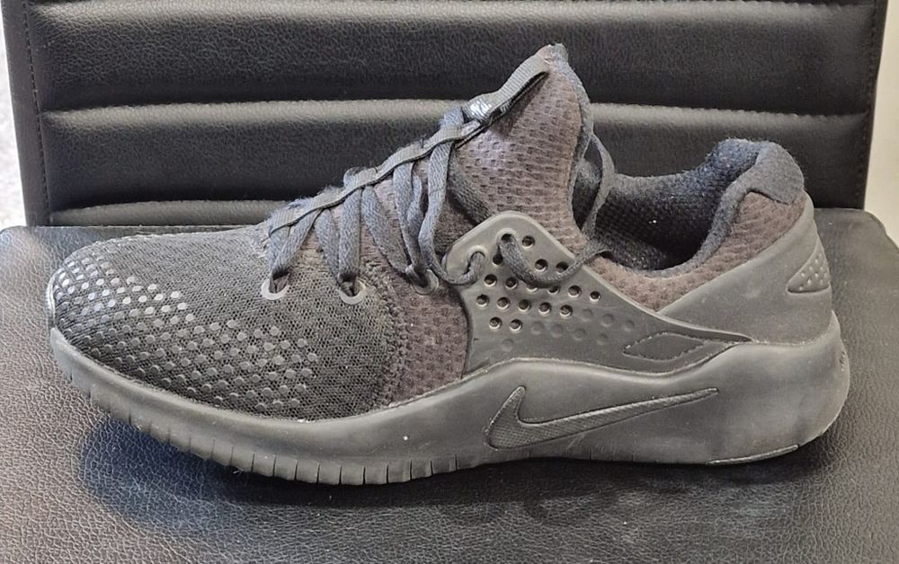 Vând adidasi nike