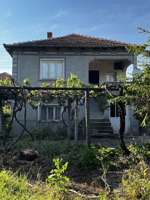 Продавам двуетажна къща с двор частно лице
