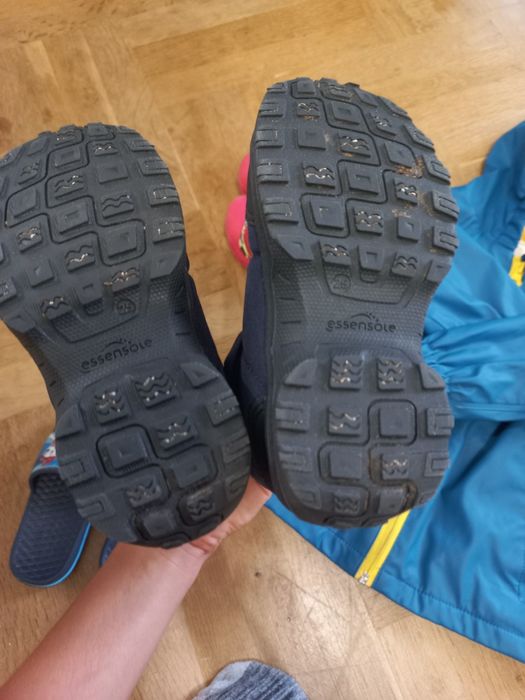 Дъждобран, ботушки и чехли