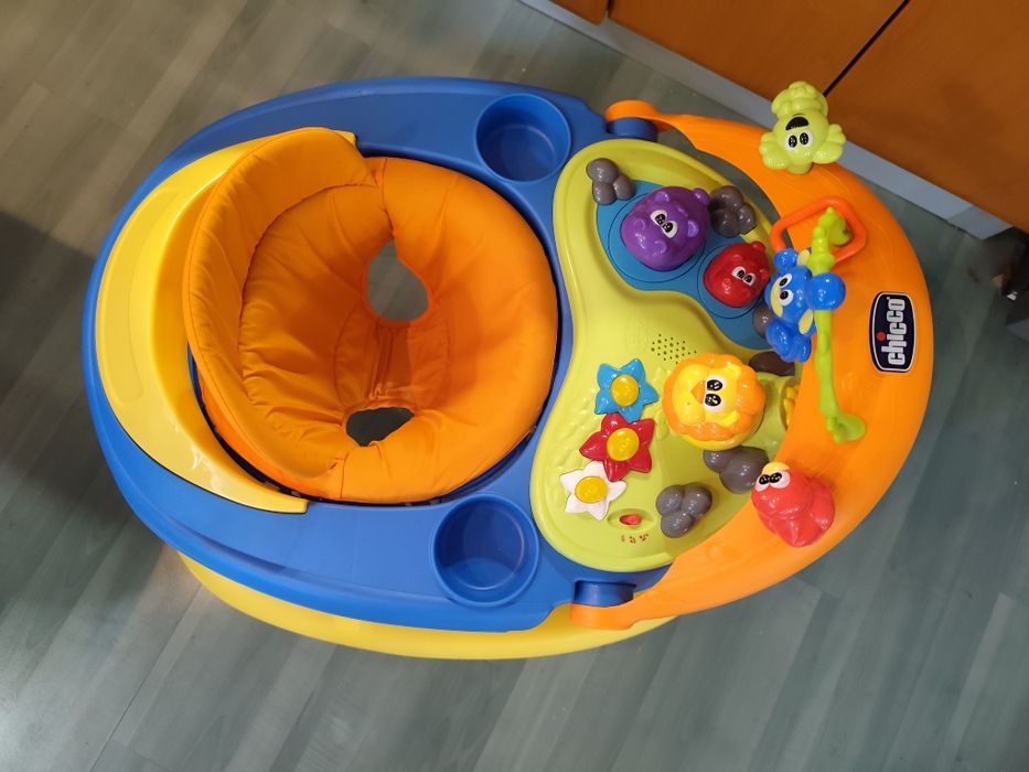 Chicco Walky Talky- бебешка проходилка

В много добро състояние, ползвана е няколко пъти!
Панел с многобройни функции и мелодии;
Интерактивен борд, ко