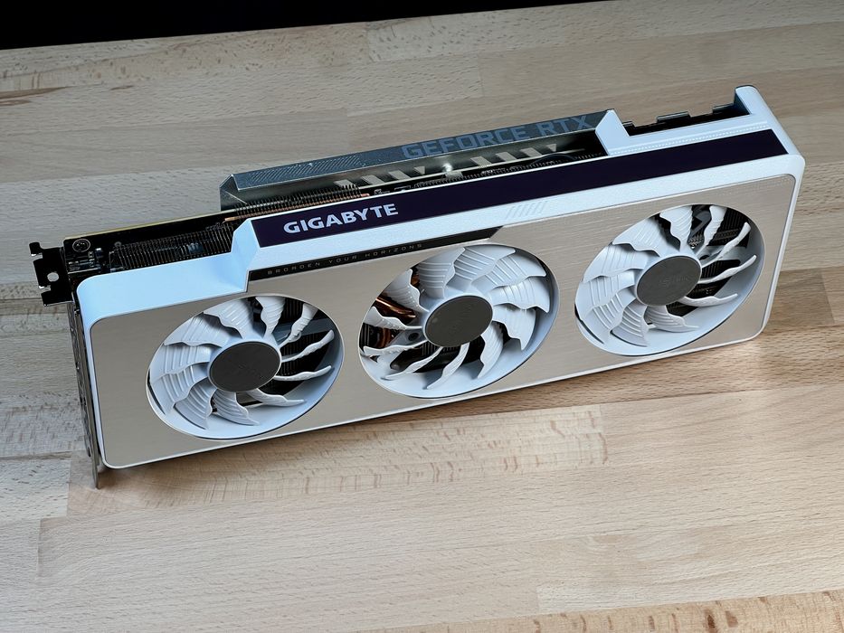 Placă video RTX 3080 – condiție excelentă Vison White