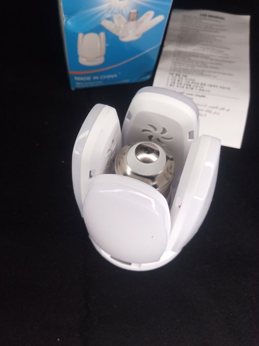 Led лампа със сгъваеми перки