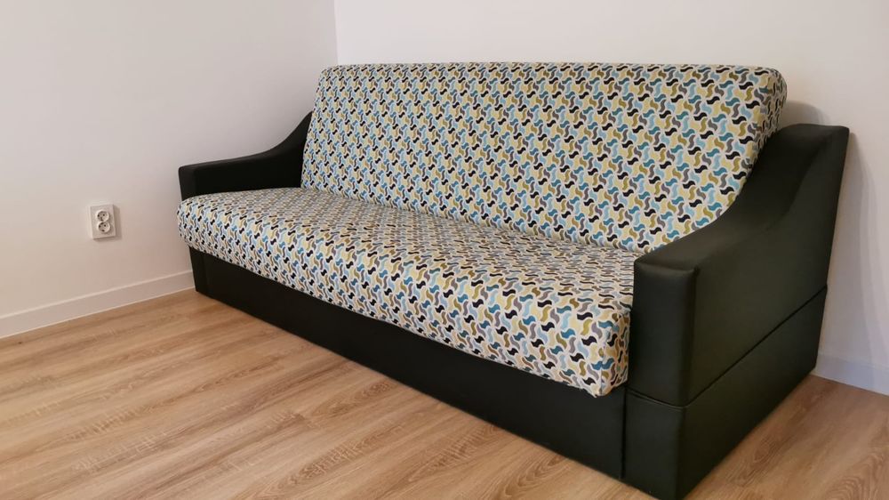 Canapea aproape noua