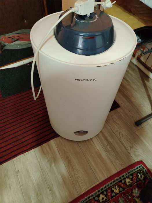 Продам водонагриватель "аристон"