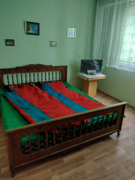 Вълнени одеяла, бели китеници и битови черги