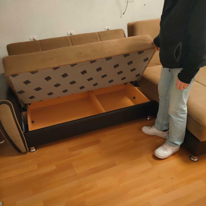 Разтегателен диван с лежанка