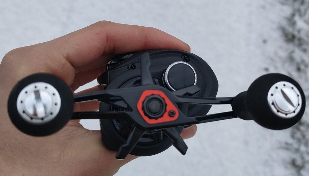 Vând mulineta Okuma Hakai