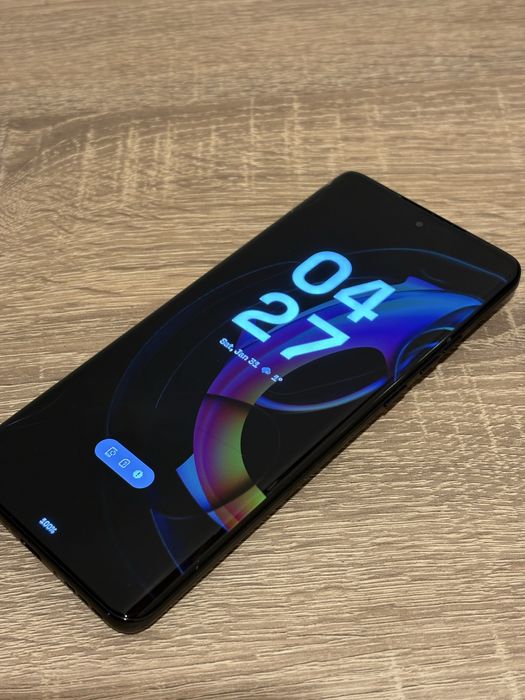 Motorola Edge 40 Neo – cutie + garanție + huse – stare foarte bună