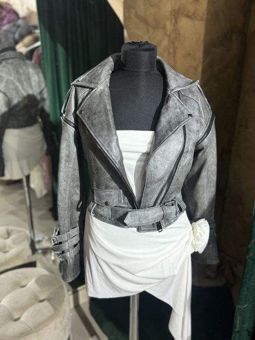 Vand geaca de piele naturala cu maneci detasabile la 800 lei