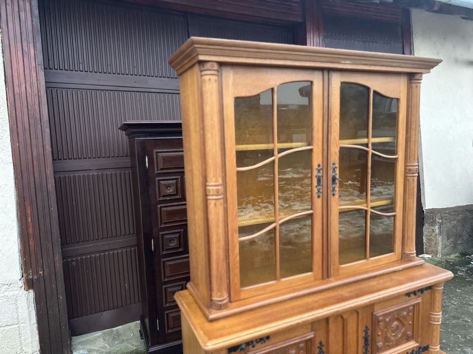 Класическа витрина с шкаф