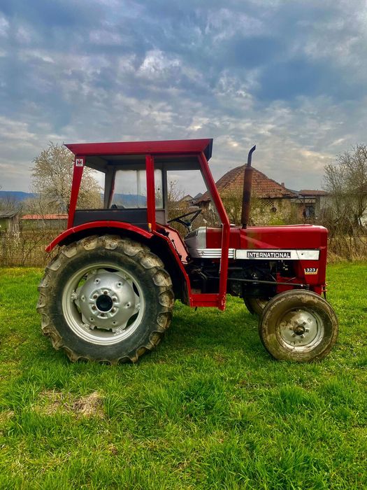 Vand sau schimb tractor International 323