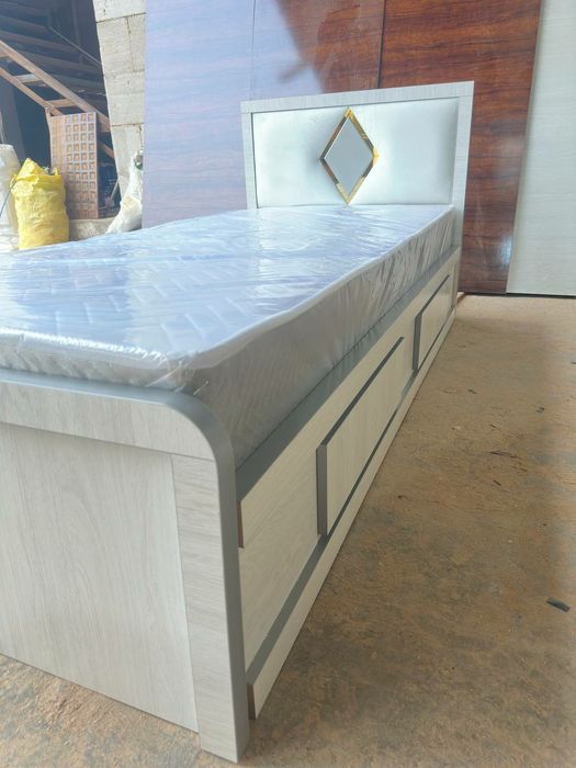 Kravat, xaytech kravat, nevklassika kravat, divan, yotoq, spalni, mebe