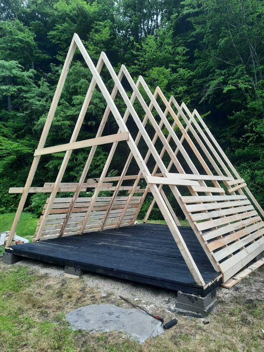 Casa si Cabana din structura de lemn in forma literei A la comanda