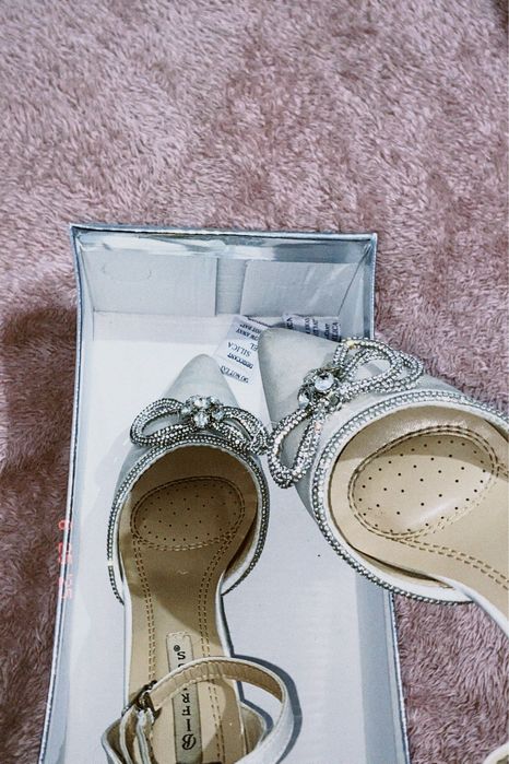 Продам белая туфли