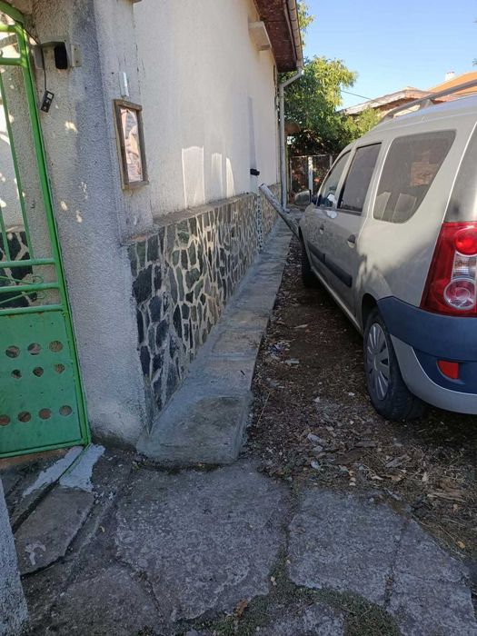 Продава къща с двор