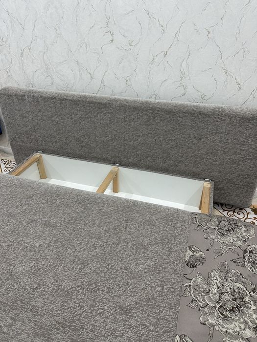 Раскладной диван с подушками