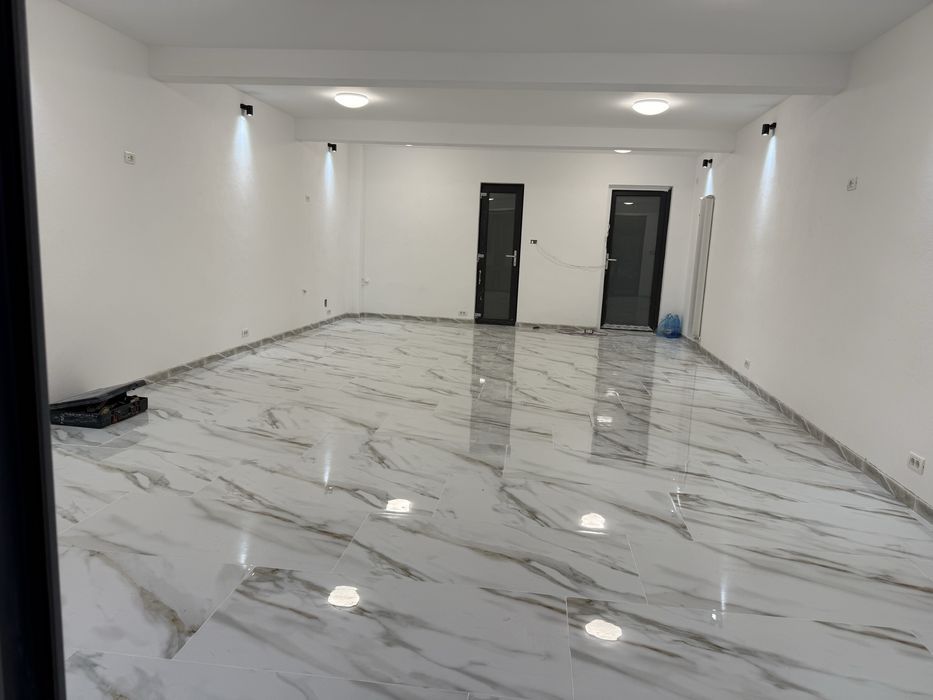 Spațiu comercial 80 mp – central, vitrină mare, prima închiriere