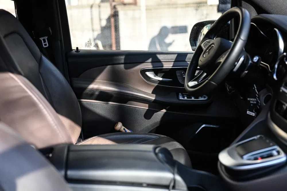 Vand MERCEDES-BENZ V-KLASSE-V 300D Long AMG | Tractiune 4x4 | Piele Maro | 4 MATIC