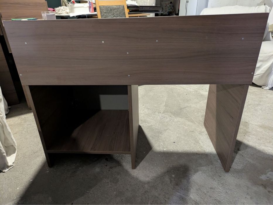 Продавам ново бюро