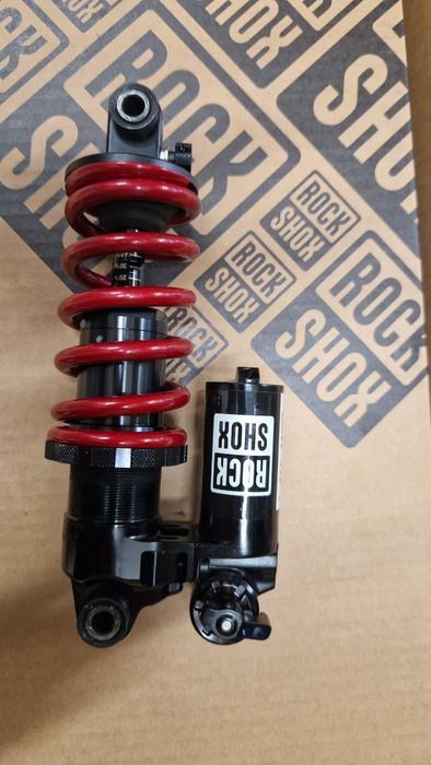 ROCKSHOX Vivid Coil Ultimate RC2T
190x45
Arc inclus
1900 lei