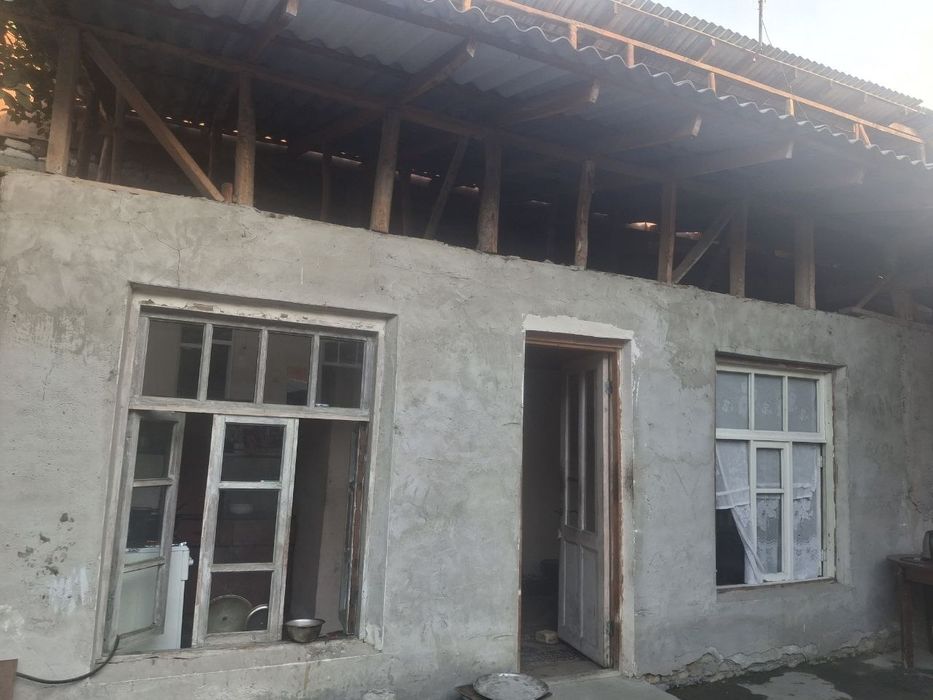 Hovli uy sotiladi