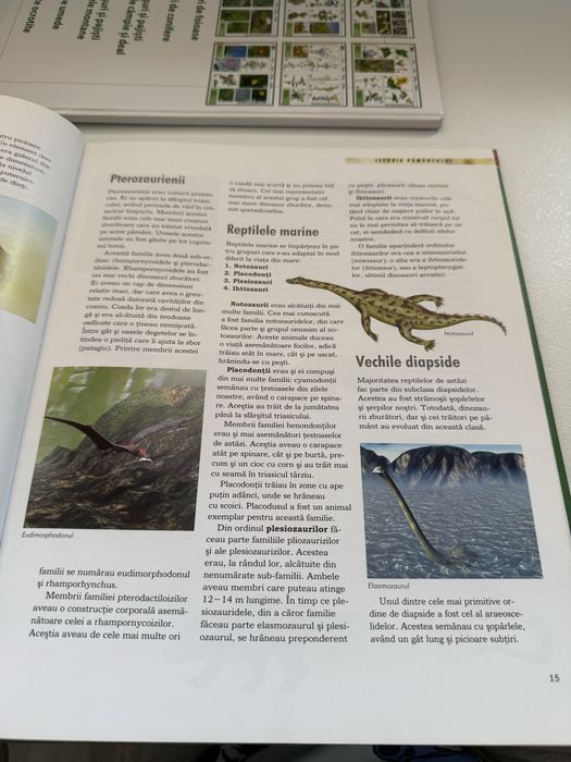 Carte cu dinozauri si atlas botanic scolar