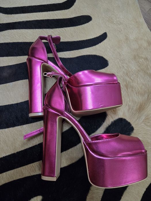 Сандали на ток високи