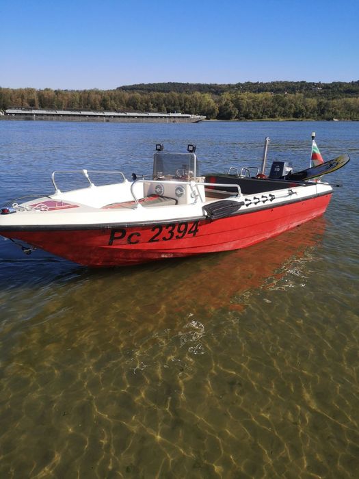 Продавам лодка със извънбордов двигател Yamaha 60 k.c