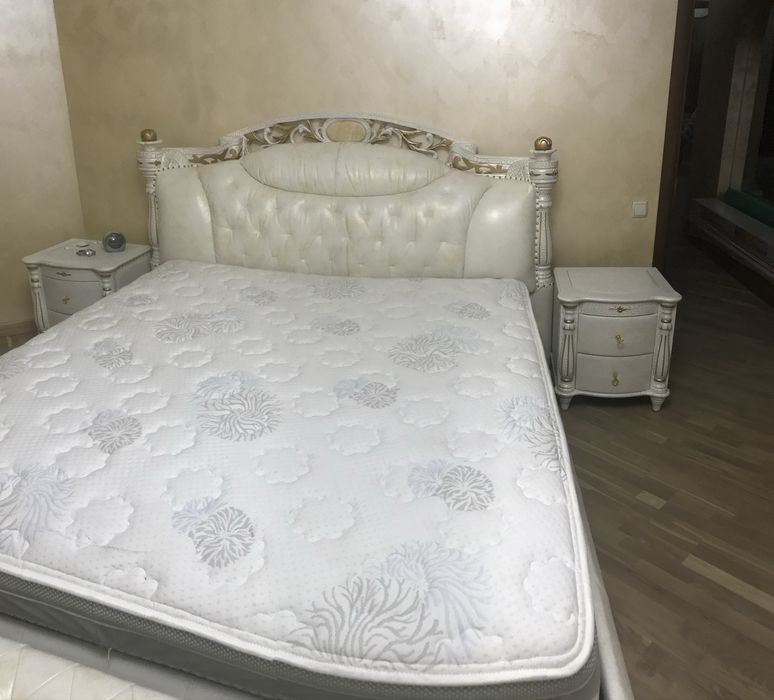 Гарнитур. Кровать с изголовьем из натуральной кожи + нефрит