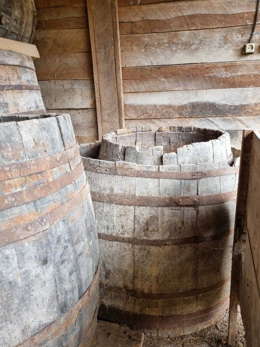 Butoaie și căzi din lemn vechi