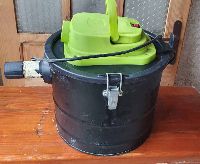 Aspirator pentru aspirat cenușă