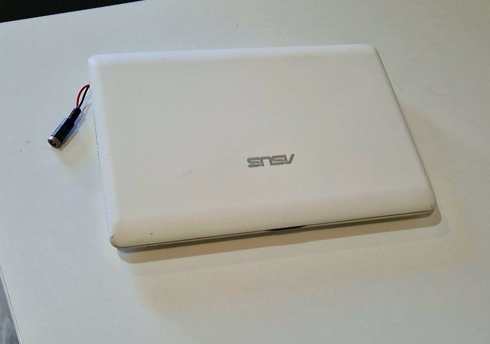 Mini laptop Asus cu mufa de încărcare înlocuită