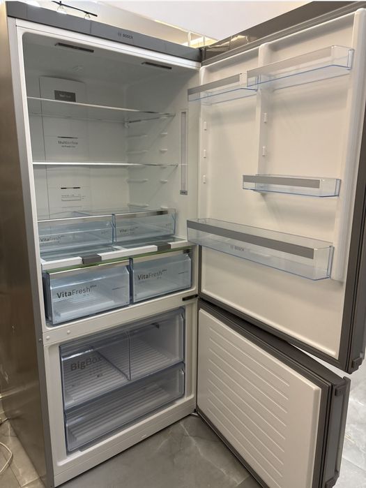 Холодильник большой.