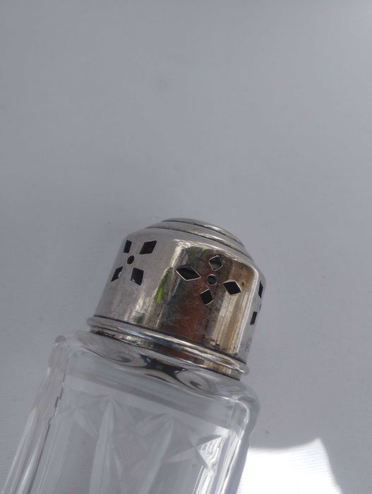 Винтидж английски шейкъри за сол, пудра захар или канела. 25 и 35 лв.