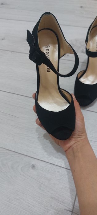 Продам замшевые босоножки.