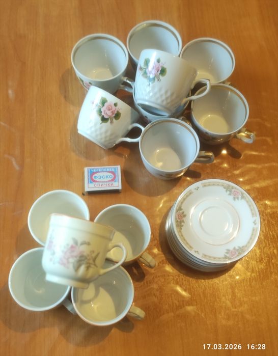 Чашечки, блюдца, чайник, ложечки, посуда.