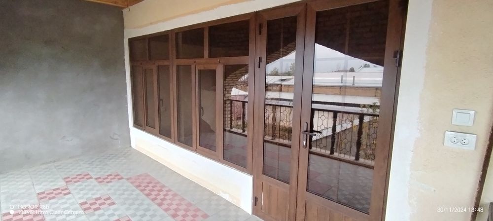 Уй отилади, икки кават, хамма шароитлари бор, газ свет, сув, канализац