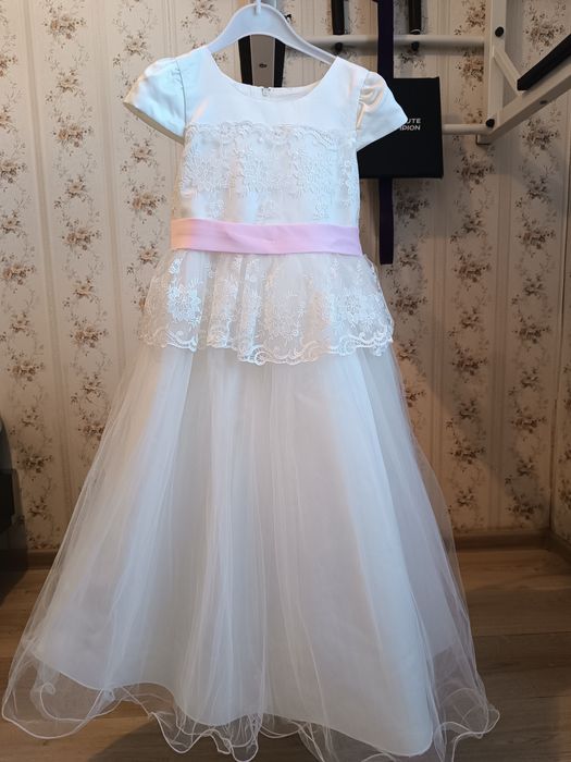 Продам платье на девочку 5-7 лет