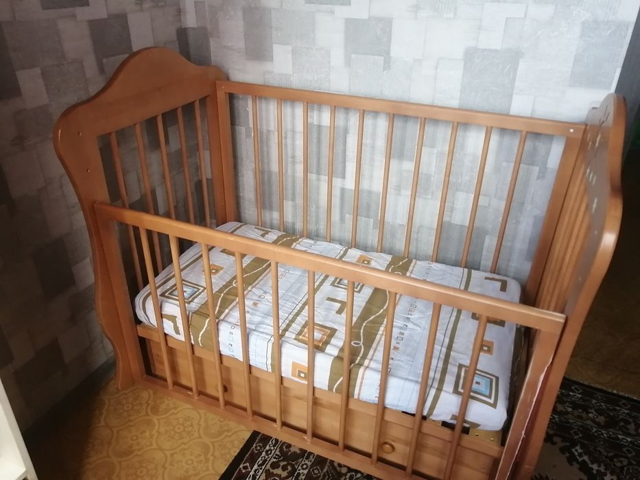 Детская кроватка с маятником
