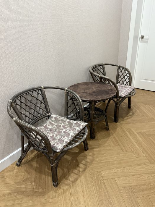 Стол и стулья для отдыха балкона