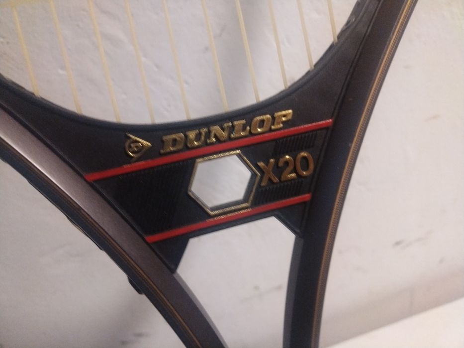 Тенис ракета DUNLOP X20
Комплект с кожен калъф за съхраните.
