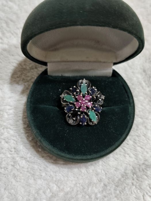 Златен пръстен с естествени камъни