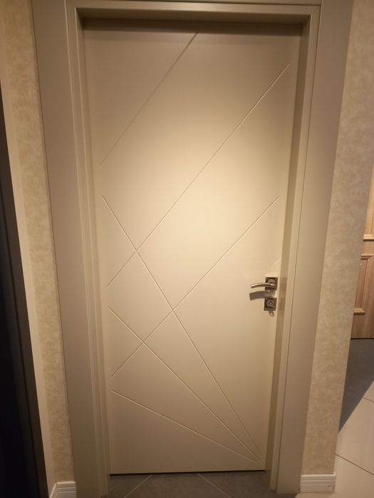 Външни метални врати и вътрешни интериорни налични