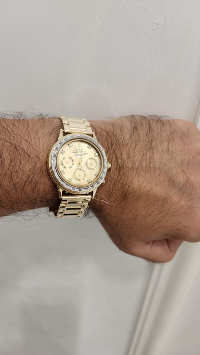Женские золотые часы Rolex.