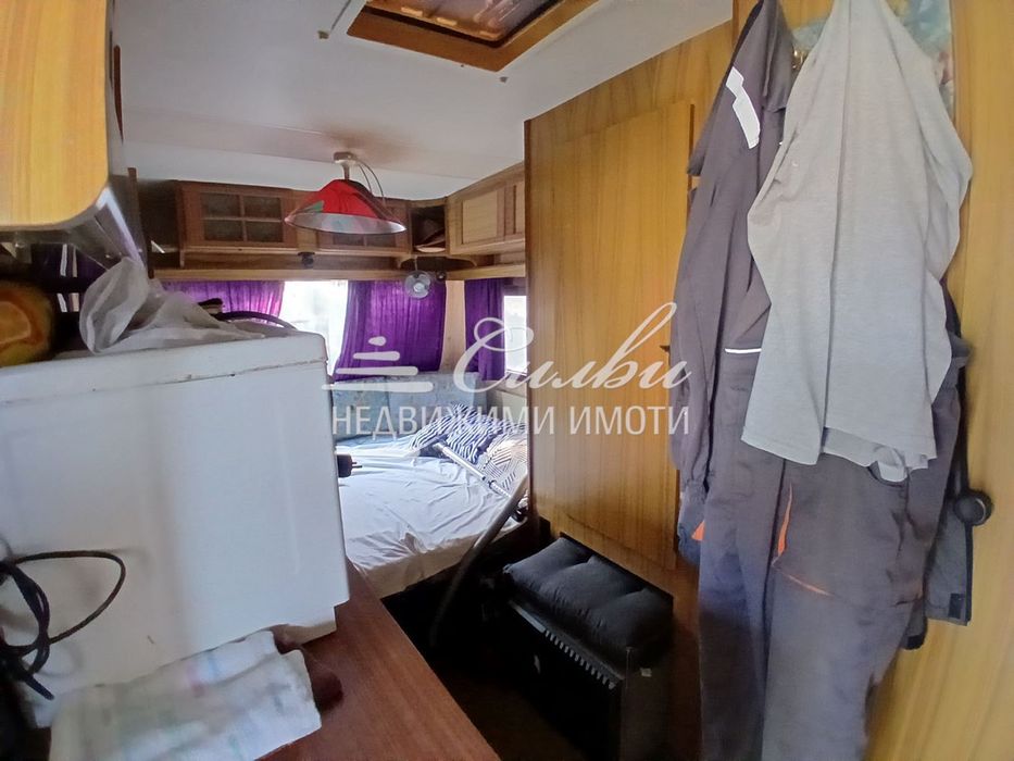 Парцел с временна постройка и каравана – местност Под Манастира!