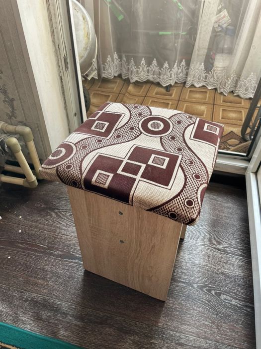 Продается стол с стульями (4 стулья)