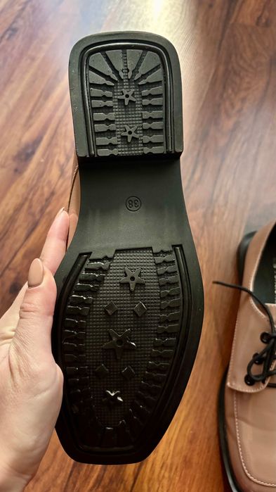 Нови бежови лачени обувки 38 номер