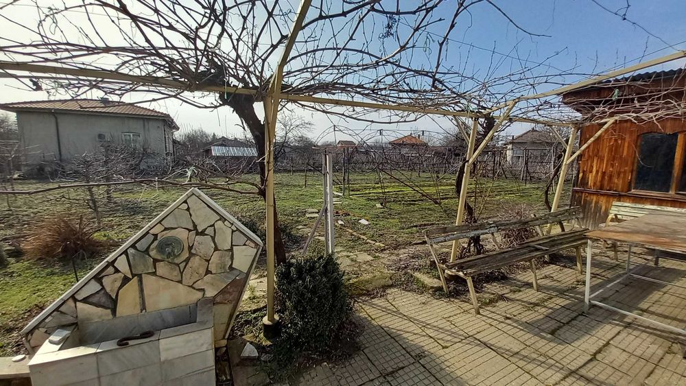 Имот в с. Бабово - 3 къщи с просторен парцел