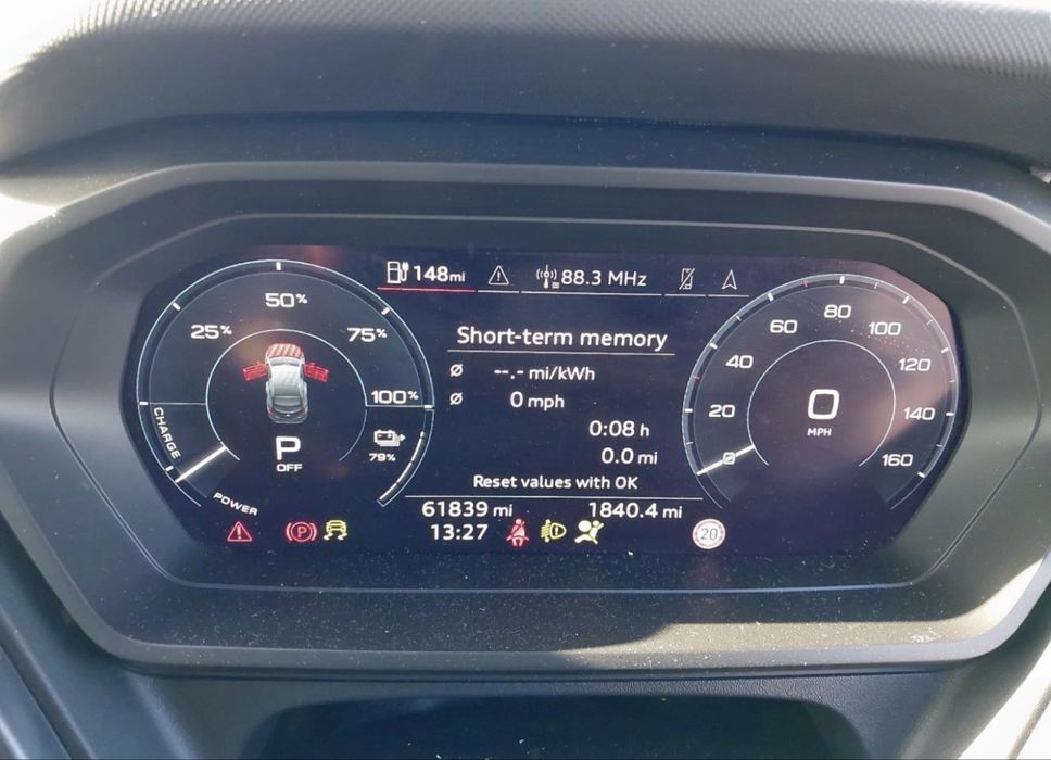 На части Audi Q4 35 e-tron 2024г Sline sportback 55kwh 170 конски сили sport auto супер запазена кола кожен салон отлични джанти и гуми.